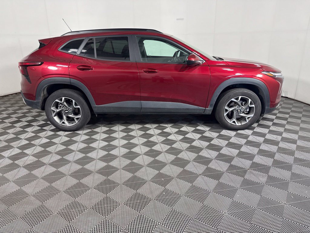 Used 2025 Chevrolet Trax LT FWD image 10