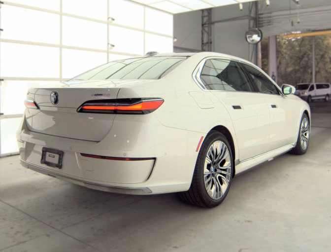Used 2023 BMW i7 xDrive60 AWD/4WD image 3
