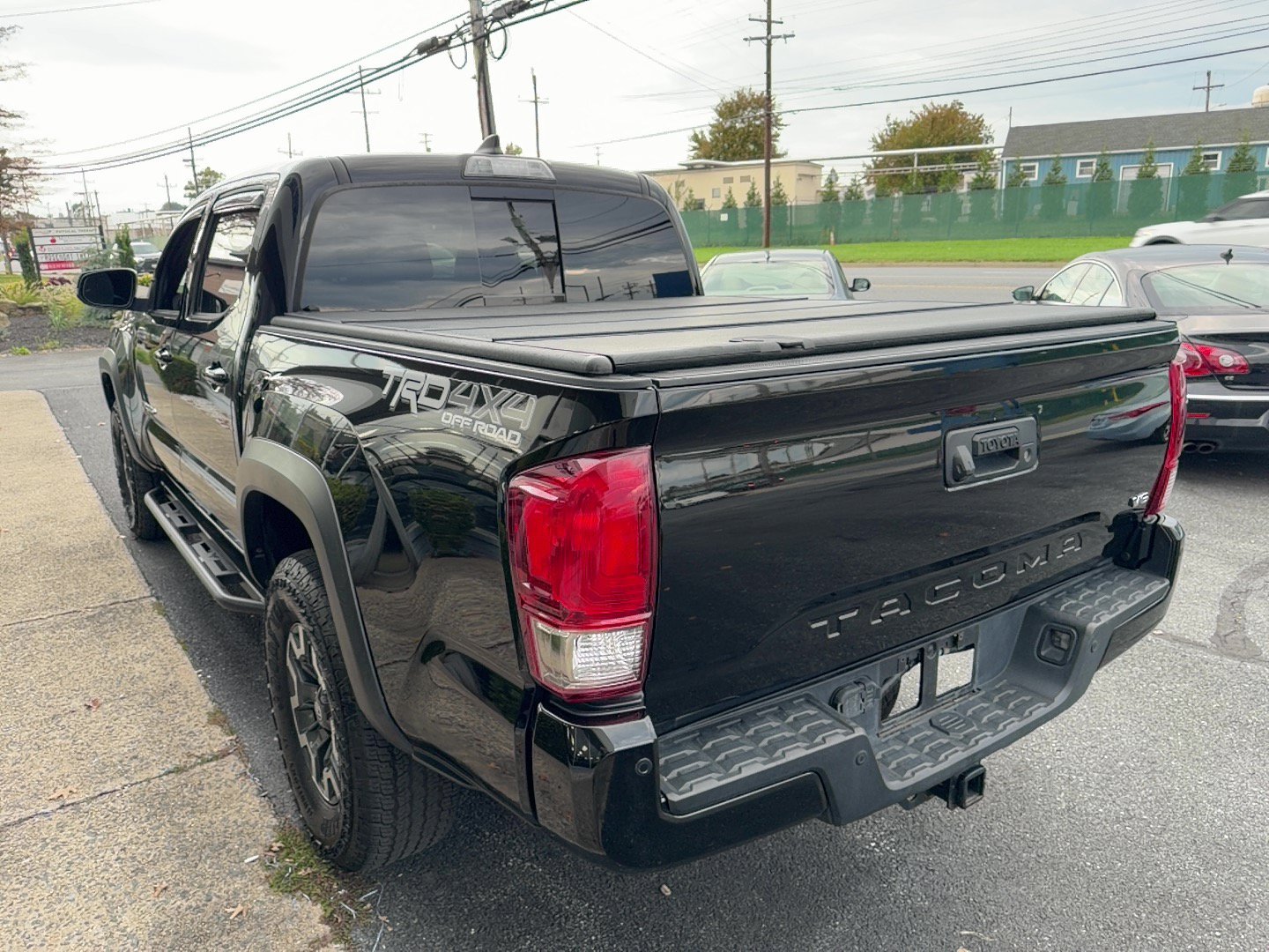 Used 2017 Toyota Tacoma TRD Off-Road w/ Premium & Technology Package AWD/4WD image 4