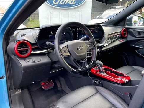 Used 2025 Chevrolet Trax RS FWD image 2