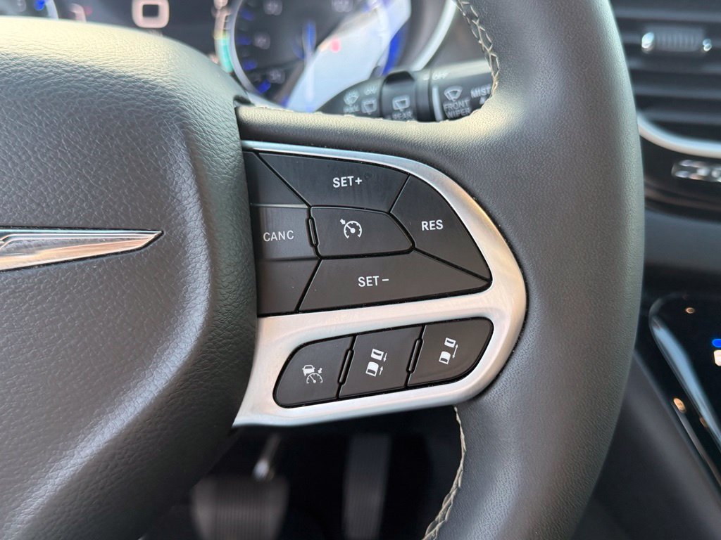 Used 2025 Chrysler Pacifica Select FWD image 21