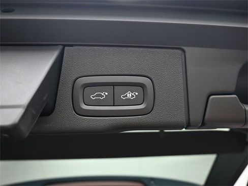 Used 2023 Volvo XC60 B5 Ultimate w/ Protection Package Premier image 33