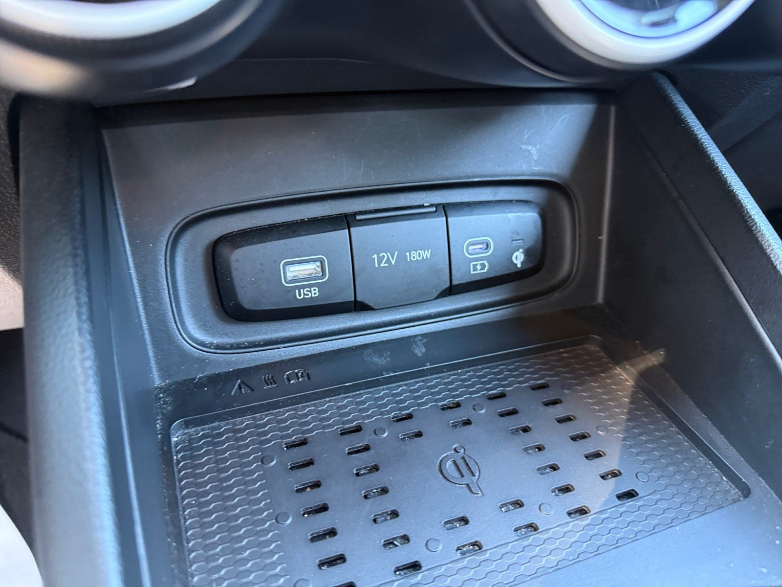 Used 2024 Hyundai Venue Limited FWD image 29