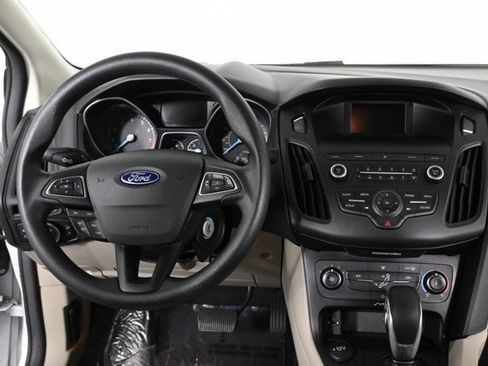 Used 2018 Ford Focus SE w/ SE Appearance Package image 3