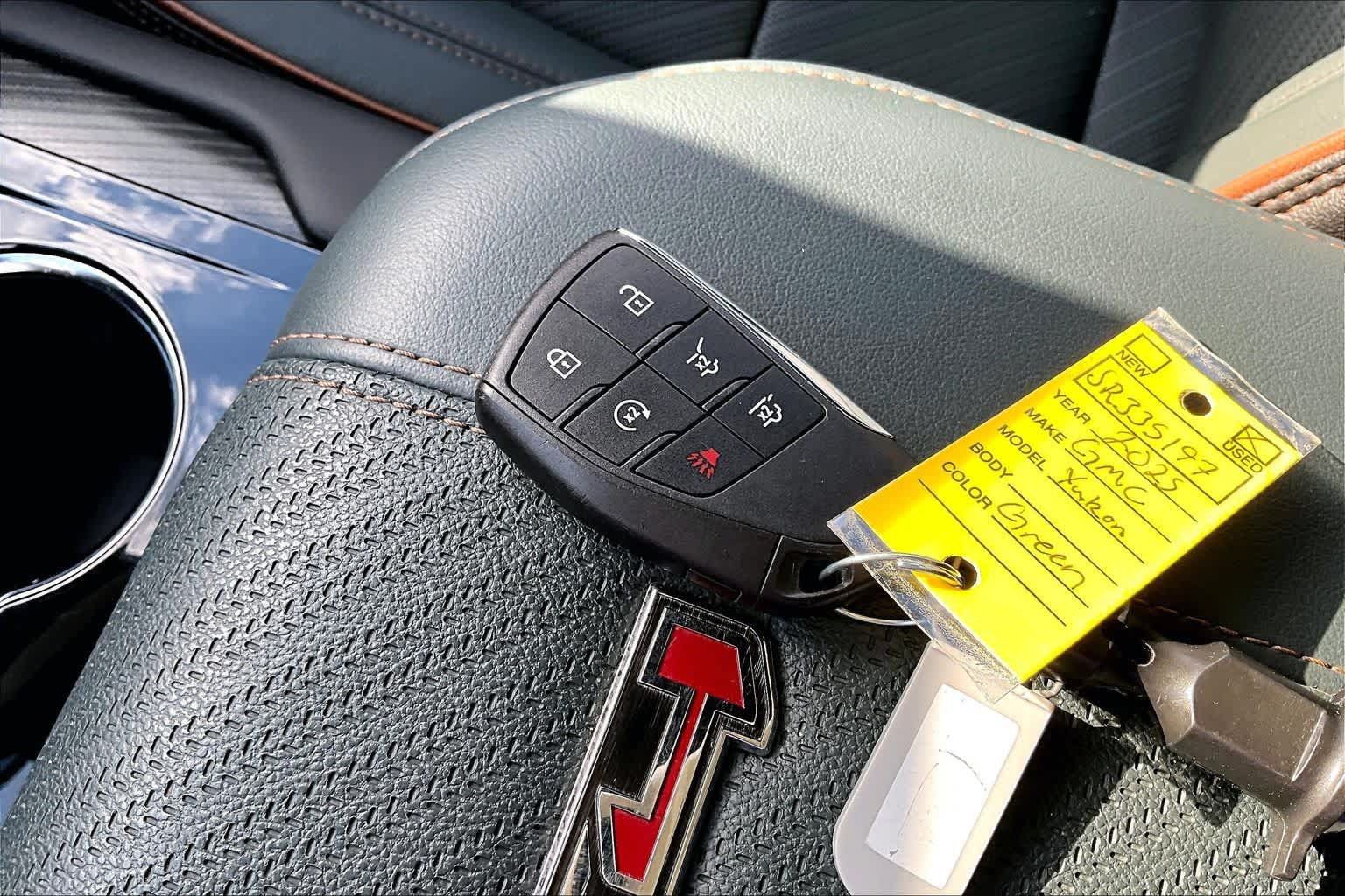 Used 2025 GMC Yukon XL AT4 AWD/4WD image 17