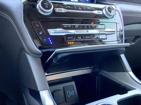 Used 2023 Ford Explorer Platinum w/ Technology Package AWD/4WD image 67