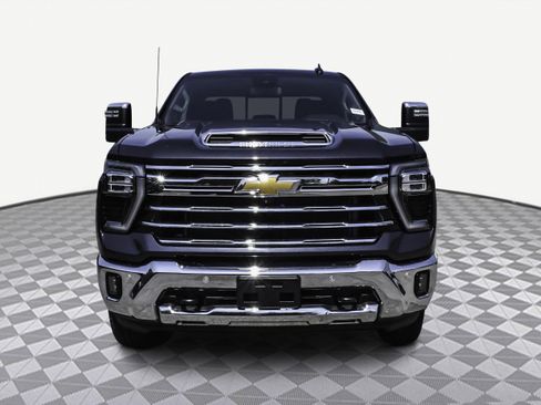 Used 2024 Chevrolet Silverado 3500 LTZ image 2