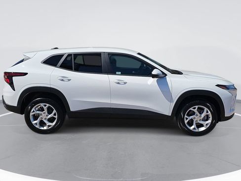New 2026 Chevrolet Trax LS w/ LS Convenience Package FWD image 2