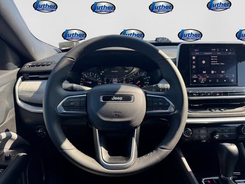 Used 2025 Jeep Compass Latitude AWD/4WD image 25