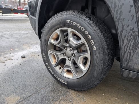 Used 2019 Jeep Cherokee Trailhawk w/ Cold Weather Group image 10