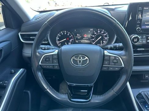 Used 2021 Toyota Highlander XLE AWD/4WD image 16