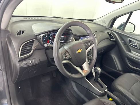 Used 2022 Chevrolet Trax LT w/ LT Convenience Package image 13