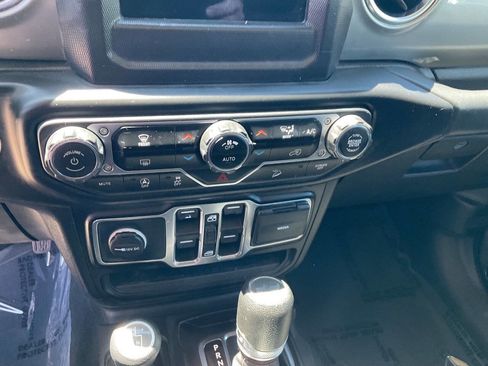 Used 2020 Jeep Wrangler Unlimited Sahara AWD/4WD image 16