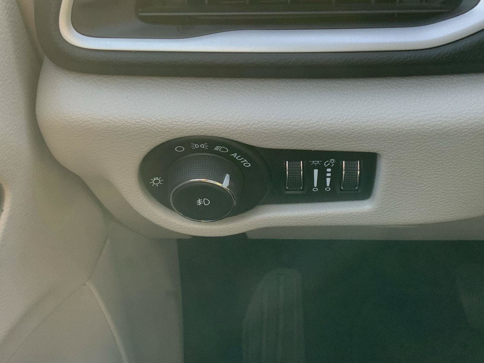 Used 2024 Chrysler Pacifica Touring-L FWD image 25