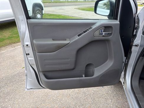 Used 2016 Nissan Frontier SV image 11