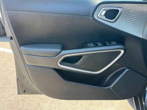 Used 2025 Kia Soul LX w/ LX Technology Package FWD image 18