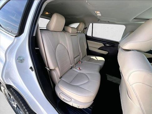 Used 2022 Toyota Highlander XLE AWD/4WD image 29