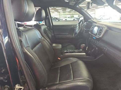 Used 2018 Toyota Tacoma TRD Off-Road AWD/4WD image 8