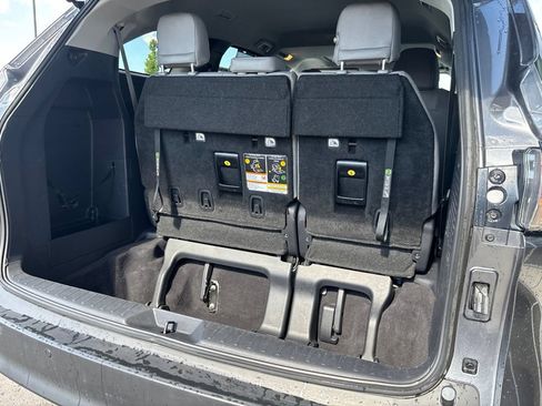 Used 2025 Toyota Sienna XLE FWD image 19