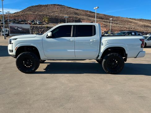 Used 2025 Nissan Frontier SV image 2