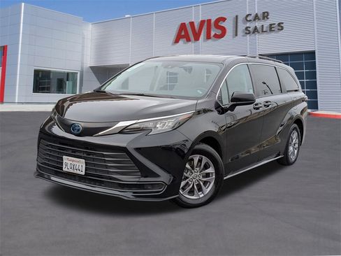 Used 2024 Toyota Sienna LE image 1
