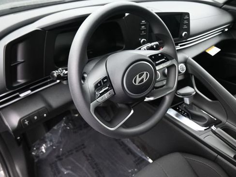 Used 2025 Hyundai Elantra SE FWD image 16