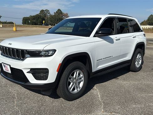 New 2025 Jeep Grand Cherokee Laredo image 4