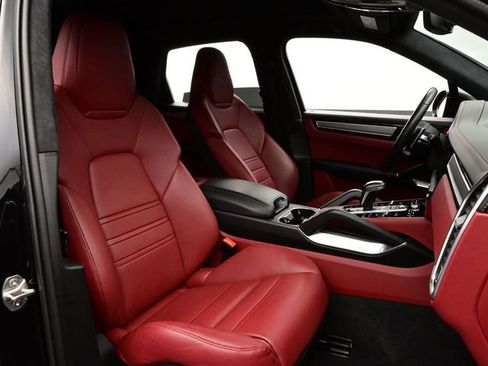 Certified 2022 Porsche Cayenne Turbo S AWD/4WD image 18