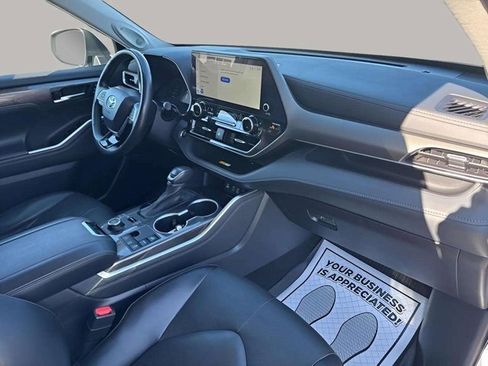 Used 2023 Toyota Highlander Limited image 21
