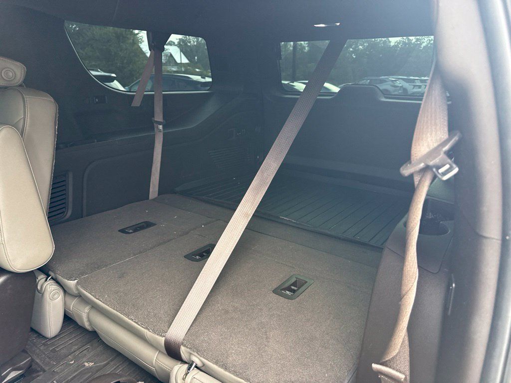 Used 2021 GMC Yukon XL SLT w/ SLT Premium Package RWD image 9
