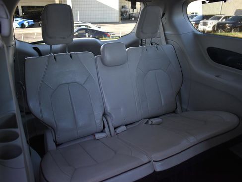 Used 2020 Chrysler Pacifica Limited image 29