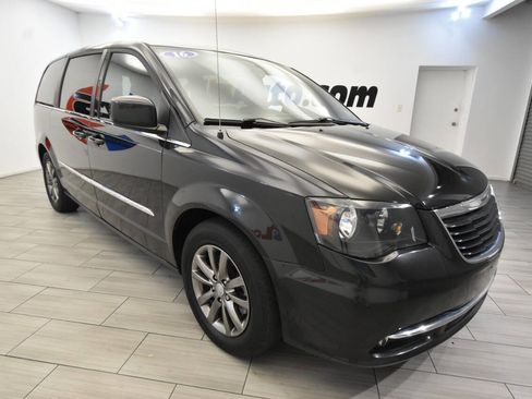 Used 2016 Chrysler Town & Country S image 7