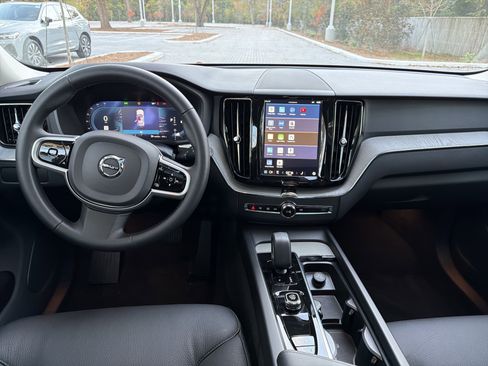 Certified 2025 Volvo XC60 B5 Plus image 30