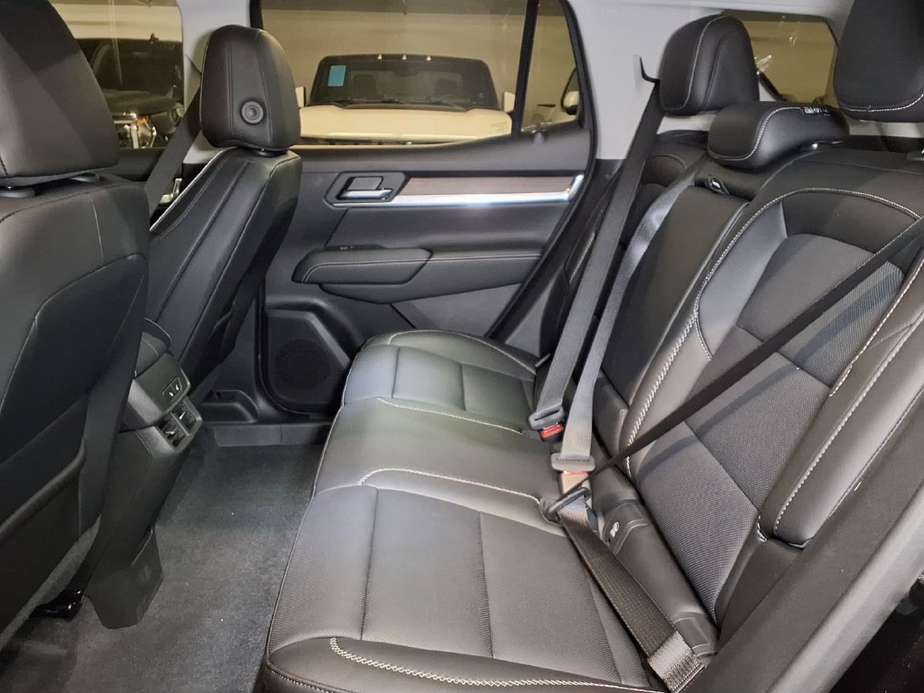 New 2026 GMC Terrain Denali w/ LPO, Black Badging Package AWD/4WD image 12