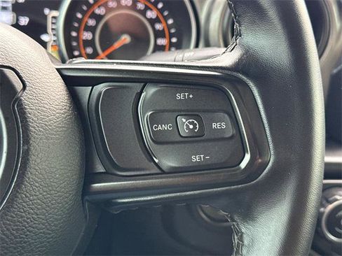 Certified 2021 Jeep Gladiator Willys image 31