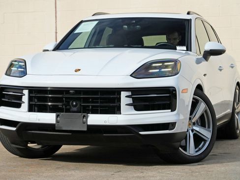 Used 2024 Porsche Cayenne AWD/4WD image 3