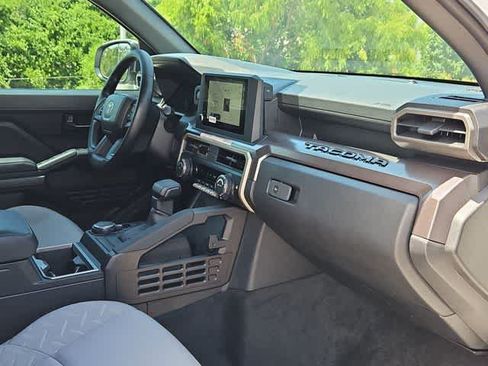 Certified 2025 Toyota Tacoma SR5 AWD/4WD image 19