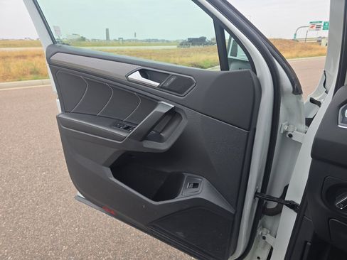 Used 2024 Volkswagen Tiguan SE image 17