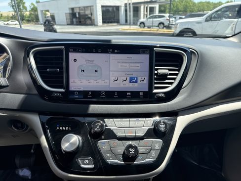 Used 2023 Chrysler Pacifica Touring-L FWD image 23