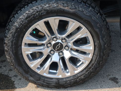 Used 2024 Chevrolet Silverado 1500 High Country w/ Z71 Off-Road Package AWD/4WD image 9