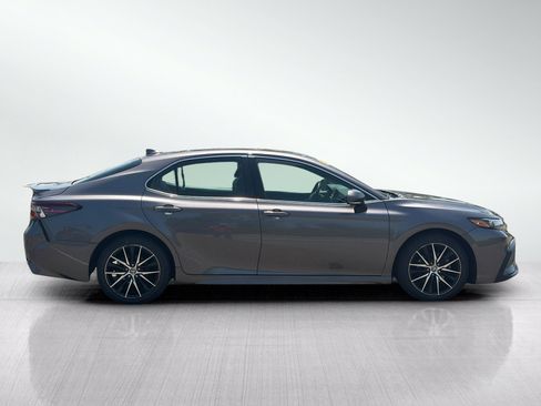 Used 2022 Toyota Camry SE FWD image 6