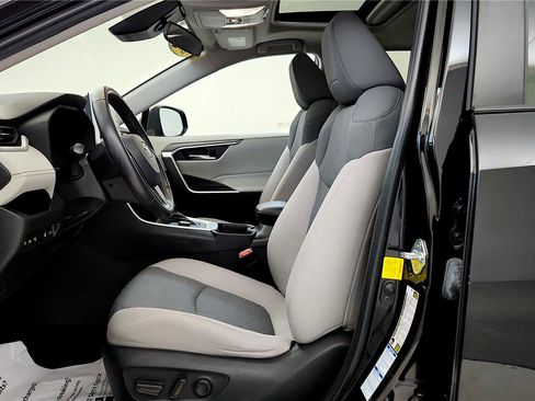 Used 2022 Toyota RAV4 XLE w/ Convenience Package image 25