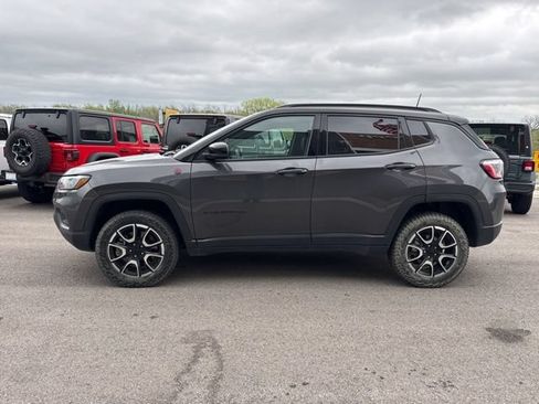 Used 2024 Jeep Compass Trailhawk w/ Trailhawk Convenience Group AWD/4WD image 6