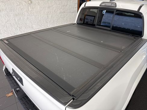 Certified 2017 Toyota Tacoma SR5 image 9