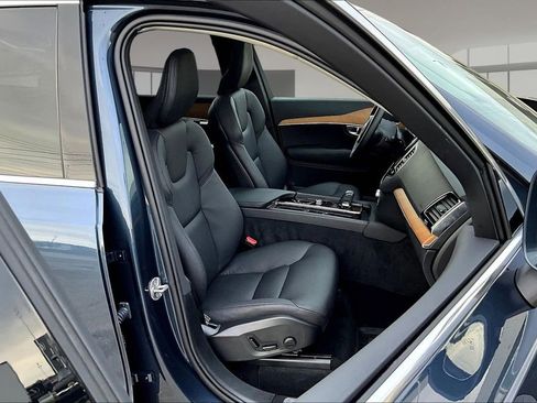 Used 2025 Volvo XC90 T8 Plus w/ Protection Package Premier AWD/4WD image 7