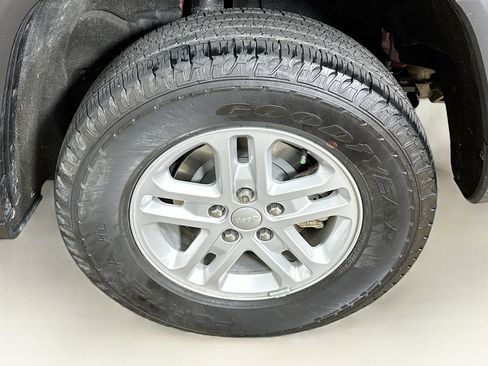 Used 2023 Jeep Grand Cherokee Laredo AWD/4WD image 11