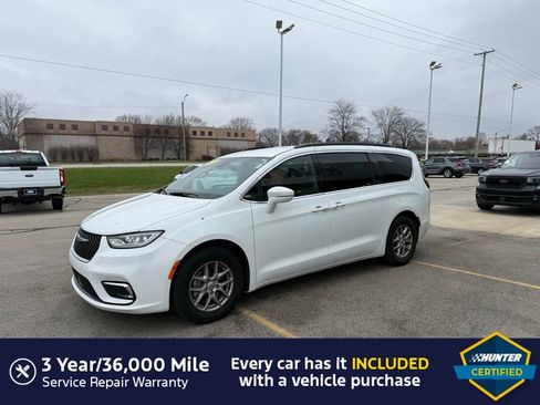 Used 2022 Chrysler Pacifica Touring image 4