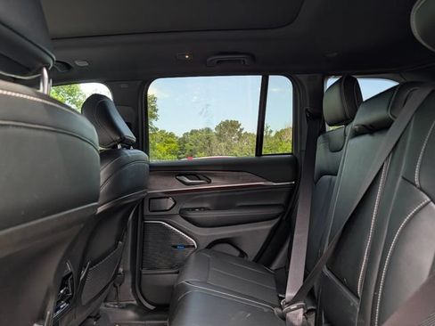 Used 2023 Jeep Grand Cherokee Overland AWD/4WD image 17