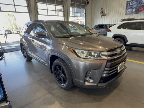 Used 2019 Toyota Highlander Limited Platinum AWD/4WD image 3