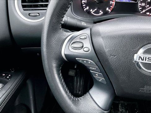 Used 2020 Nissan Pathfinder SV image 9